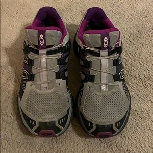 Tennis shoes